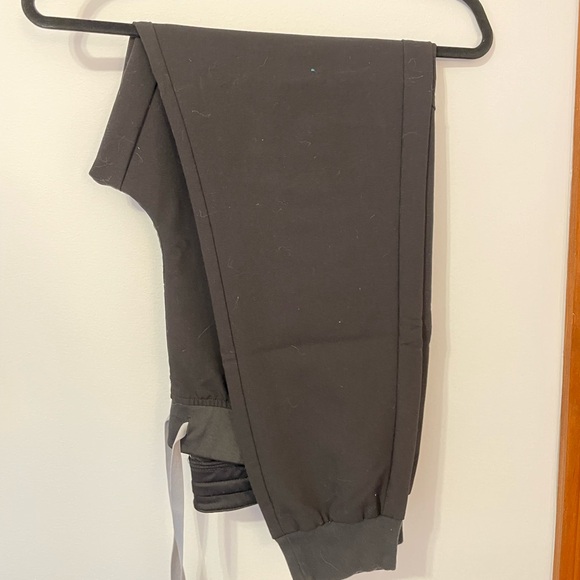 Black Large R Zamora - Picture 2 of 3